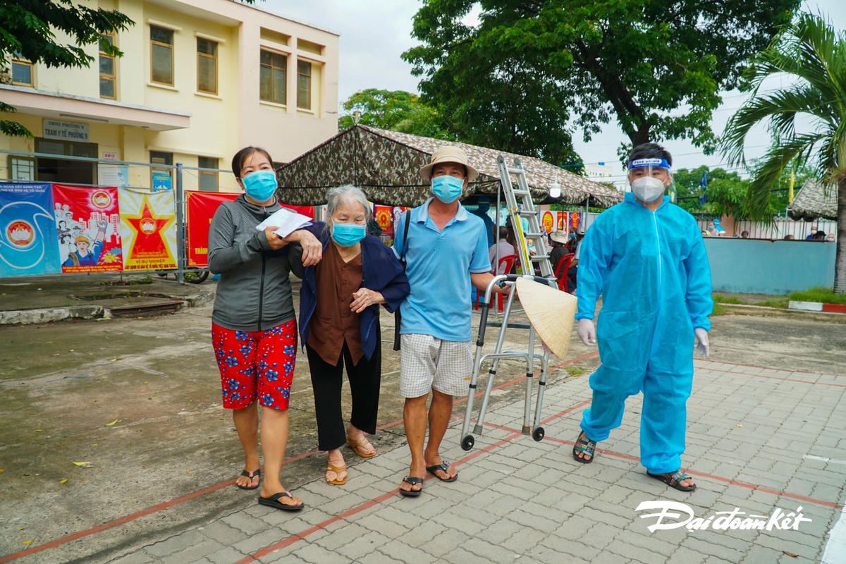 Nhiều người già được con cháu dìu đến chỗ tiêm.