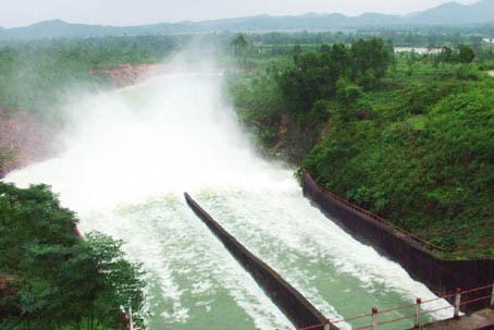 Hồ Kẻ Gỗ (Cẩm Xuyên, Hà Tĩnh) bắt đầu xả lũ vào đầu giờ chiều 18/10.