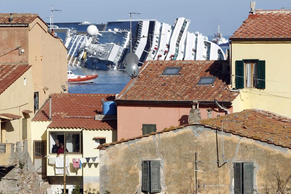 Hình ảnh con tàu du lịch Costa Concordia mắc cạn ngoài khơi đảo Isola del Giglio, Italy. Ảnh: AP.