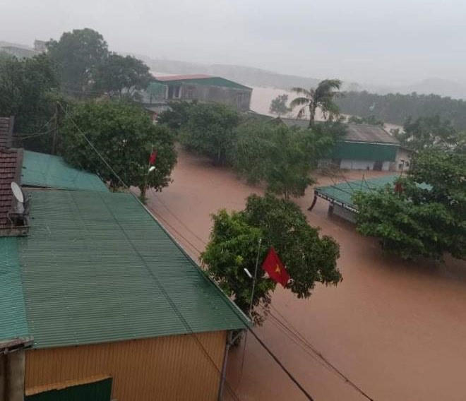 Mưa lớn kéo dài cùng với việc hồ Kẻ Gỗ xả tràn, xã Cẩm Mỹ, (huyện Cẩm Xuyên, Hà Tĩnh) ngập nặng.