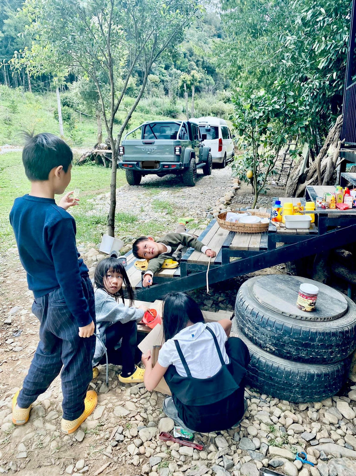 Mặc dù bận rộn nhưng vợ chồng Lý Hải luôn dành thời gian chăm sóc và dạy dỗ các con.