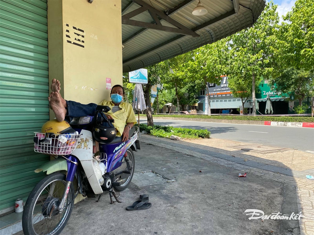  Xe ôm công nghệ đã khó, xe ôm truyền thống để có khách trong mùa dịch còn khó hơn, trong hình là ông Trần Quốc Dũng (Thuê trọ khu đường Chu Văn An, quận Bình Thạnh), nói với phóng viên Đại Đoàn kết, ông cho biết đã nhiều ngày nay ông chỉ ăn bánh mì qua ngày.