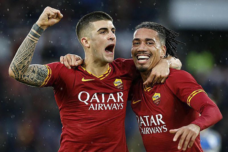 Bộ đôi trung vệ Smalling và Mancini.