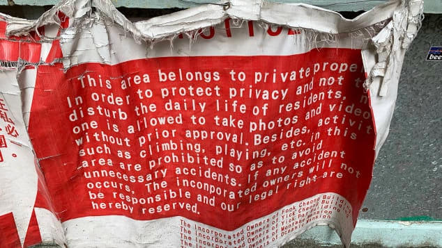 Tấm biển cảnh báo bằng tiếng Anh và tiếng Trung do cư dân tòa nhà dựng lên. Ảnh: CNN.