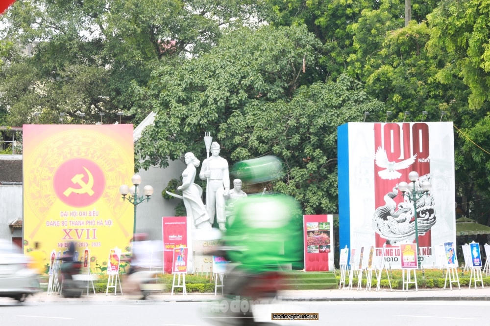 Trước tượng đài Cảm tử cho Tổ quốc quyết sinh.