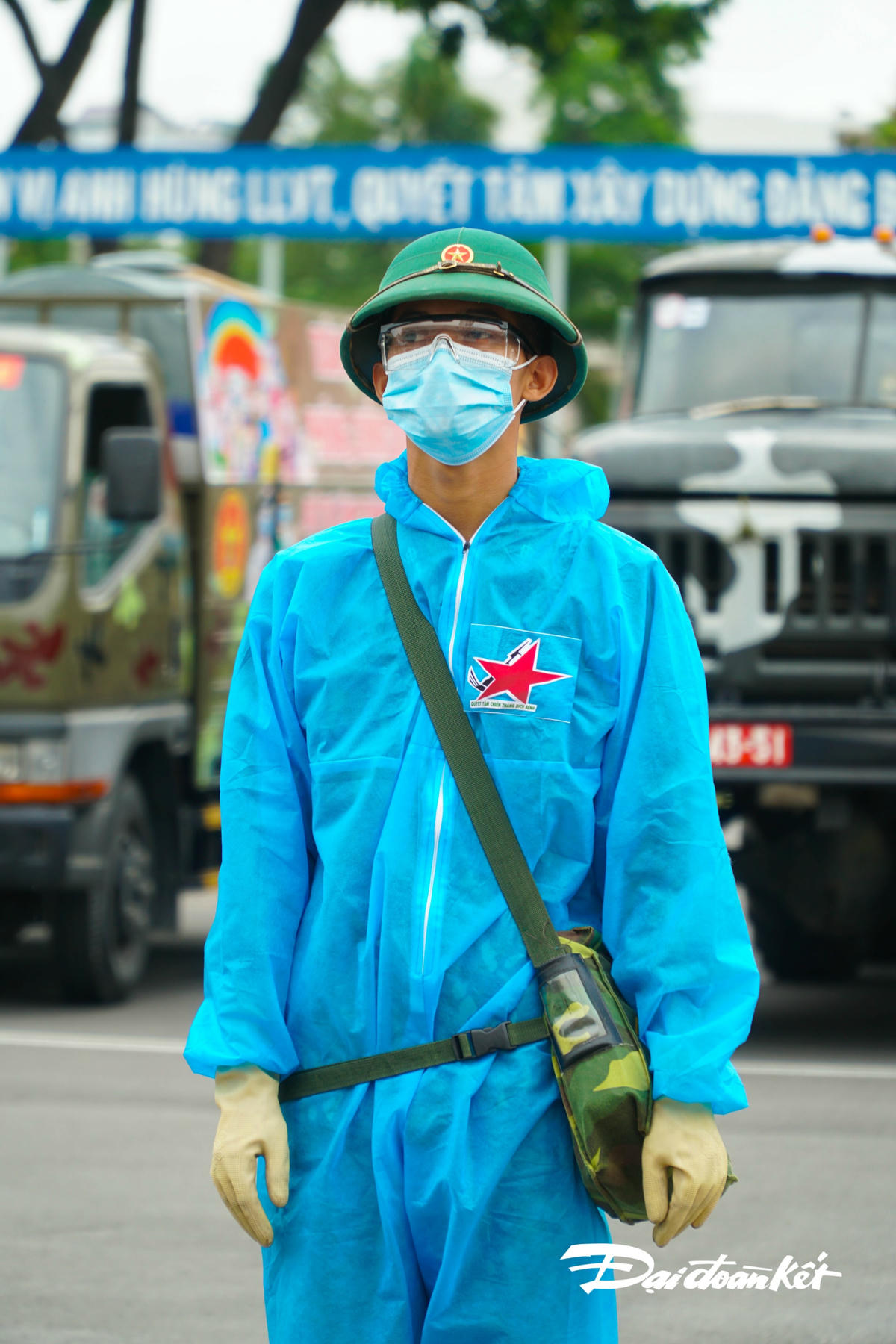 Chiến sĩ tham gia đợt cao điểm phun thuốc tiêu độc, khử khuẩn sáng 23/7.