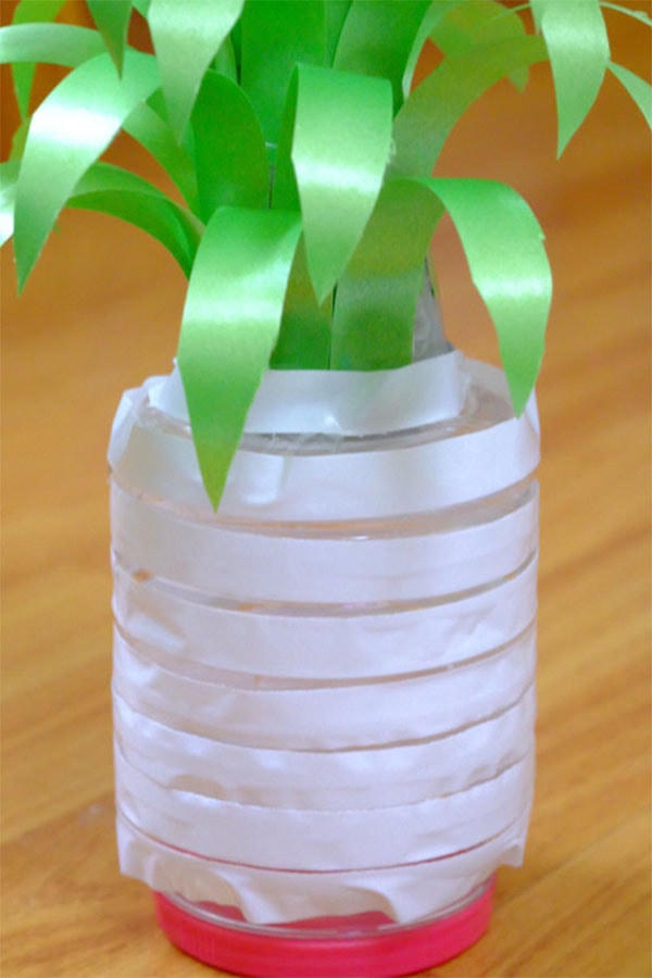 Dán băng dính hai mặt quanh lọ.