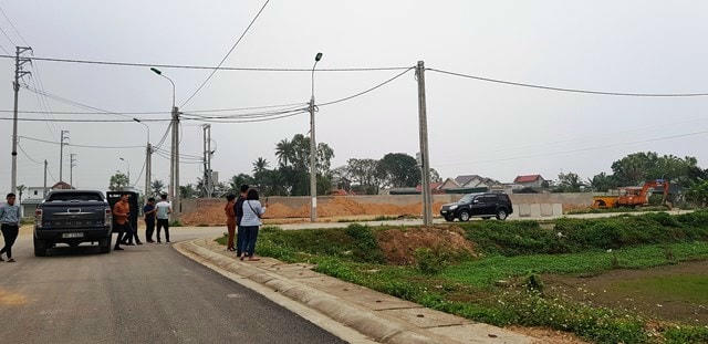 Nhan nhản các “cò đất” xuất hiện tại xã Quảng Đại, TP Sầm Sơn, Thanh Hóa. Ảnh: Nguyễn Chung