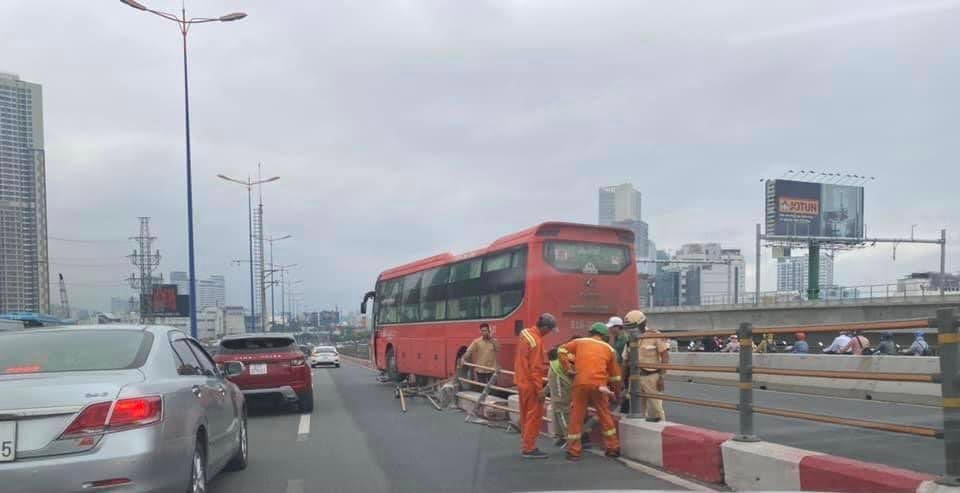 Lực lượng CSGT đang giải quyết hậu quả vụ tai nạn