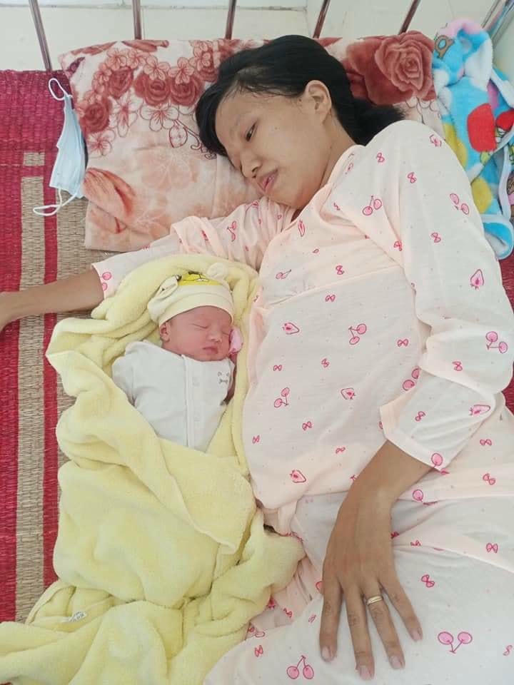 Sản phụ Vui sinh hạ bé gái nặng 2,9kg.