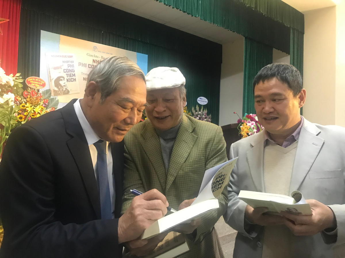 Trung tướng Nguyễn Đức Soát ký tặng độc giả.