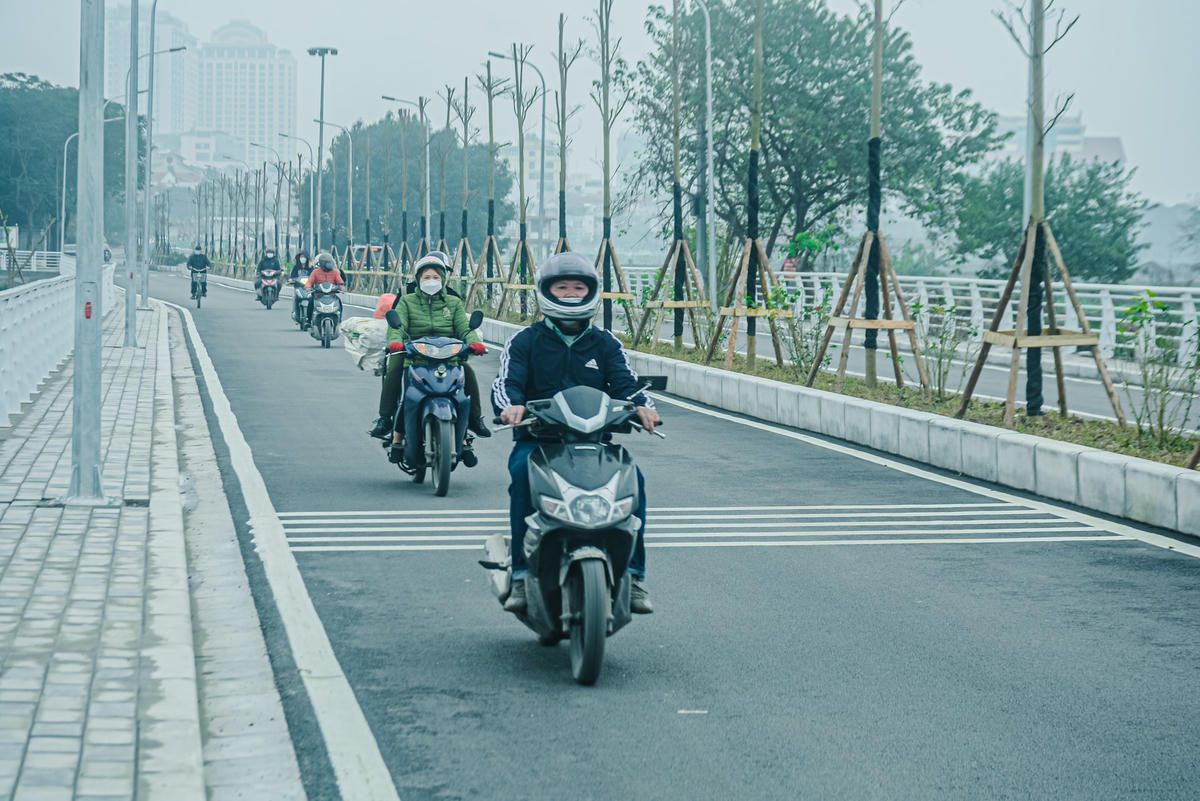 Một số người dân sinh sống ở gần tuyến đường chia sẻ, trước đây với tuyến đường cũ khá hẹp, từ khi tuyến đường mới được đưa vào sử dụng việc đi lại của người dân chúng tôi ra hồ Tây rất thuận tiện, thông thoáng, không còn cảnh ùn tắc như trước kia.