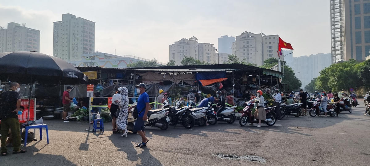 [ẢNH] Đường phố Hà Nội đông đúc, người dân mua sắm nhộn nhịp 