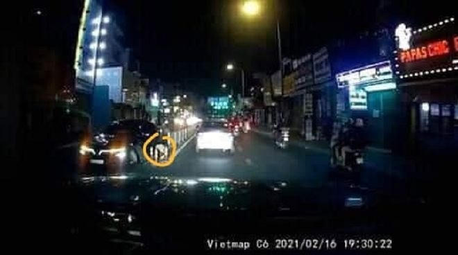 Camera hành trình trên xe chạy ngược chiều cho thấy, chiếc VinFast bị gãy bánh do tông phải con lươn trên đường Phan Văn Trị (quận Gò Vấp, TP HCM) vào ngày 16/2.