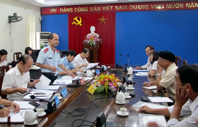 Lãnh đạo Thanh tra tỉnh trao đổi, giải thích để công dân hiểu và chấp hành nghiêm các quy định về khiếu nại, tố cáo.