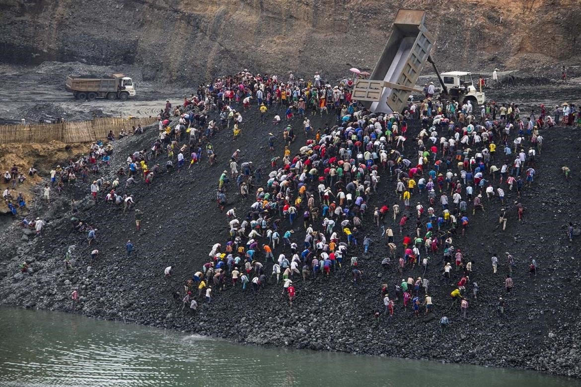 Một cơ sở khai thác đá quý tại Myanmar.