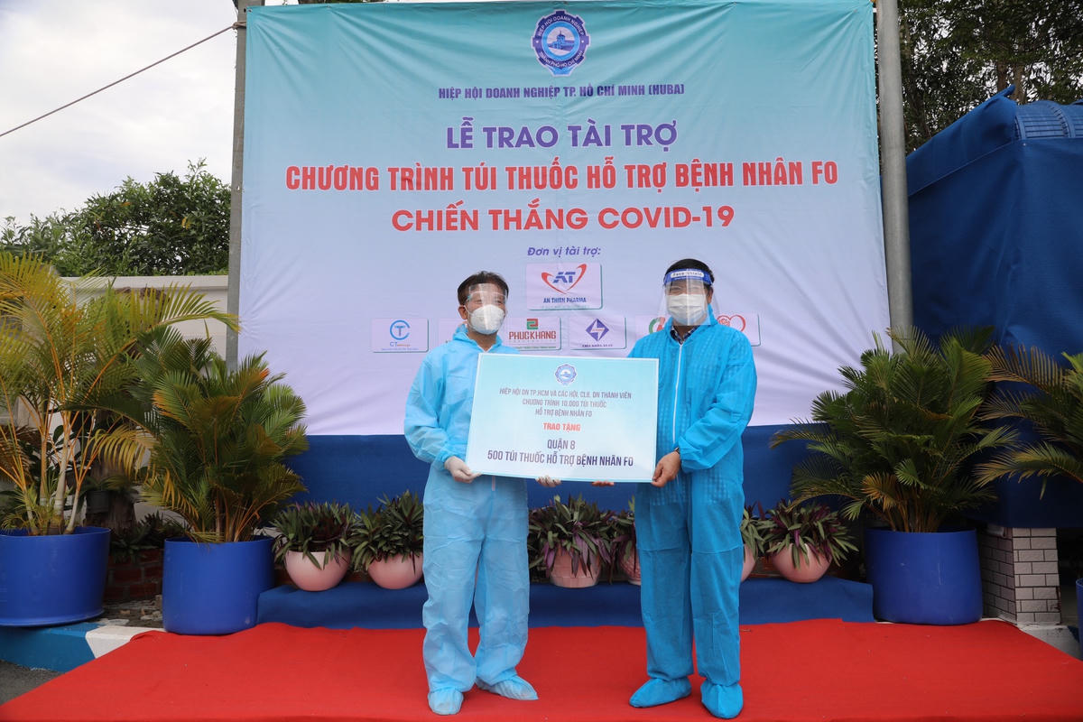 Ông Chu Tiến Dũng, Chủ tịch Huba trao