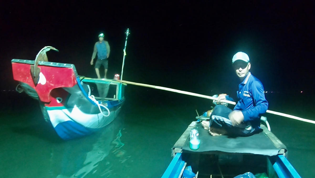 Những ngư dân làm nghề đánh mực ở Kiên Lương.