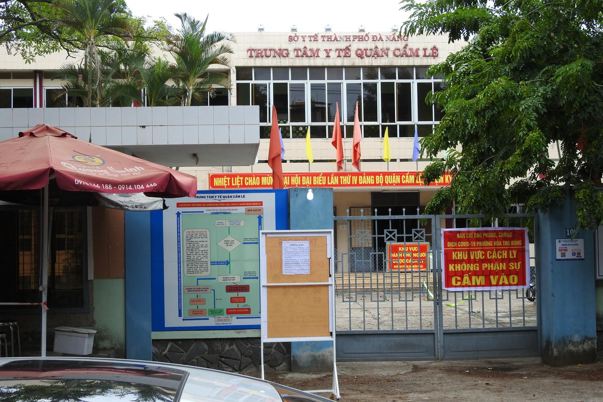  Trung tâm y tế quận Cẩm Lệ, vừa được phong tỏa, cách ly do xuất hiện bệnh nhân dương tính với Covid-19.