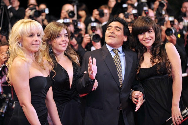 Maradona từng rút lại di chúc vào năm 2016 sau khi không hài lòng với hai cô con gái.