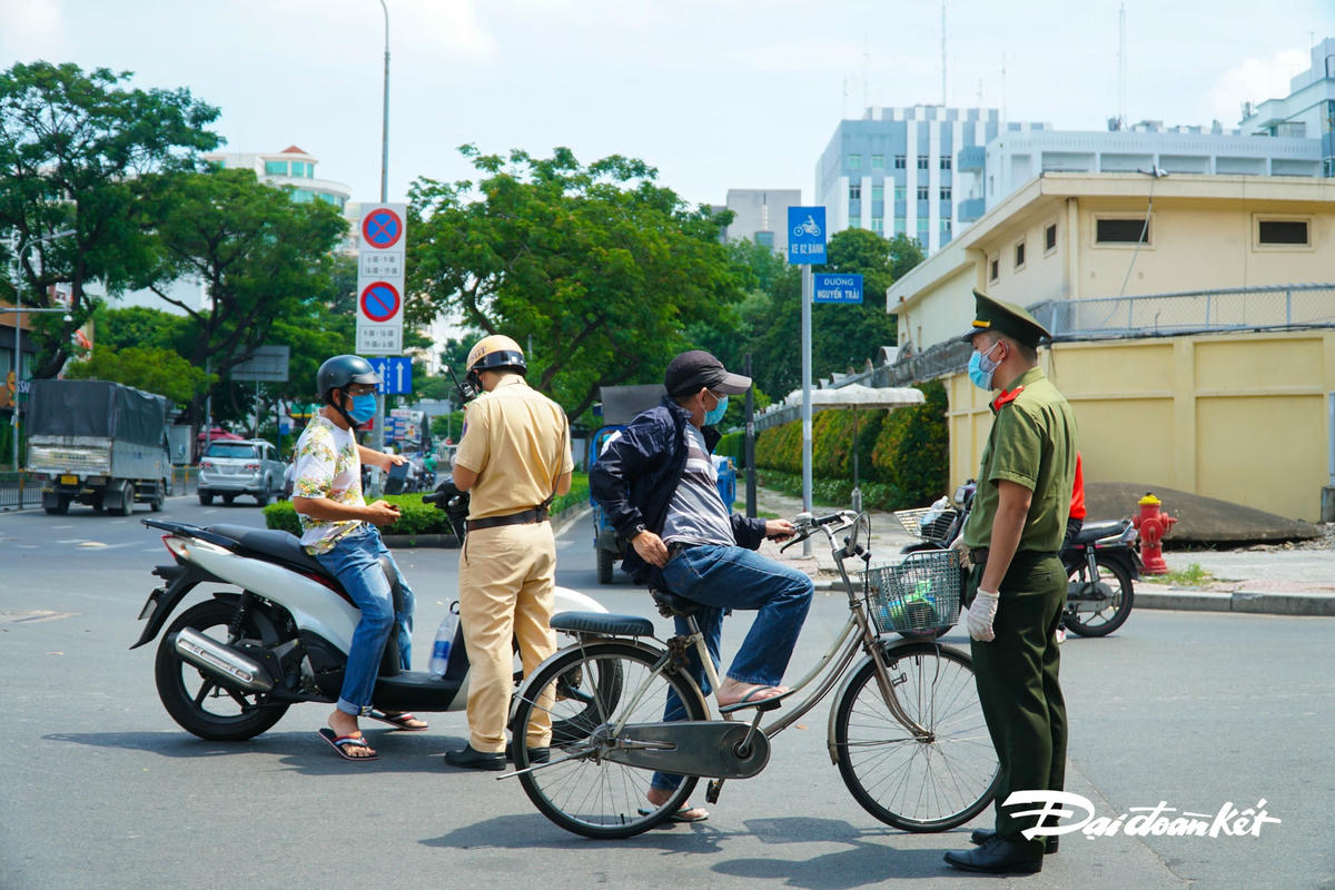 Các phương tiện lưu thông đều phải được kiểm tra, kể cả xe đạp, và người đi bộ.