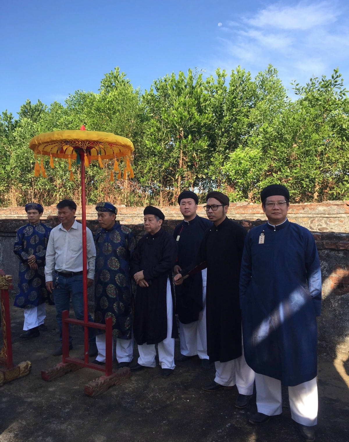 Đoàn đại biểu Đình Làng Việt trước sân lăng chúa Nguyễn Phúc Khoát. Ảnh: Nguyễn Tuấn Anh.