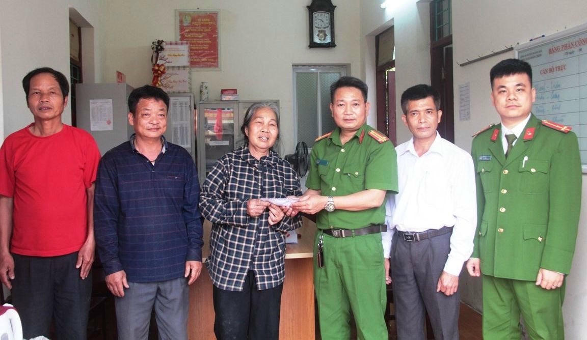 Lãnh đạo UBND, công an xã Hoằng Thịnh trao trả lại tài sản cho người bị mất