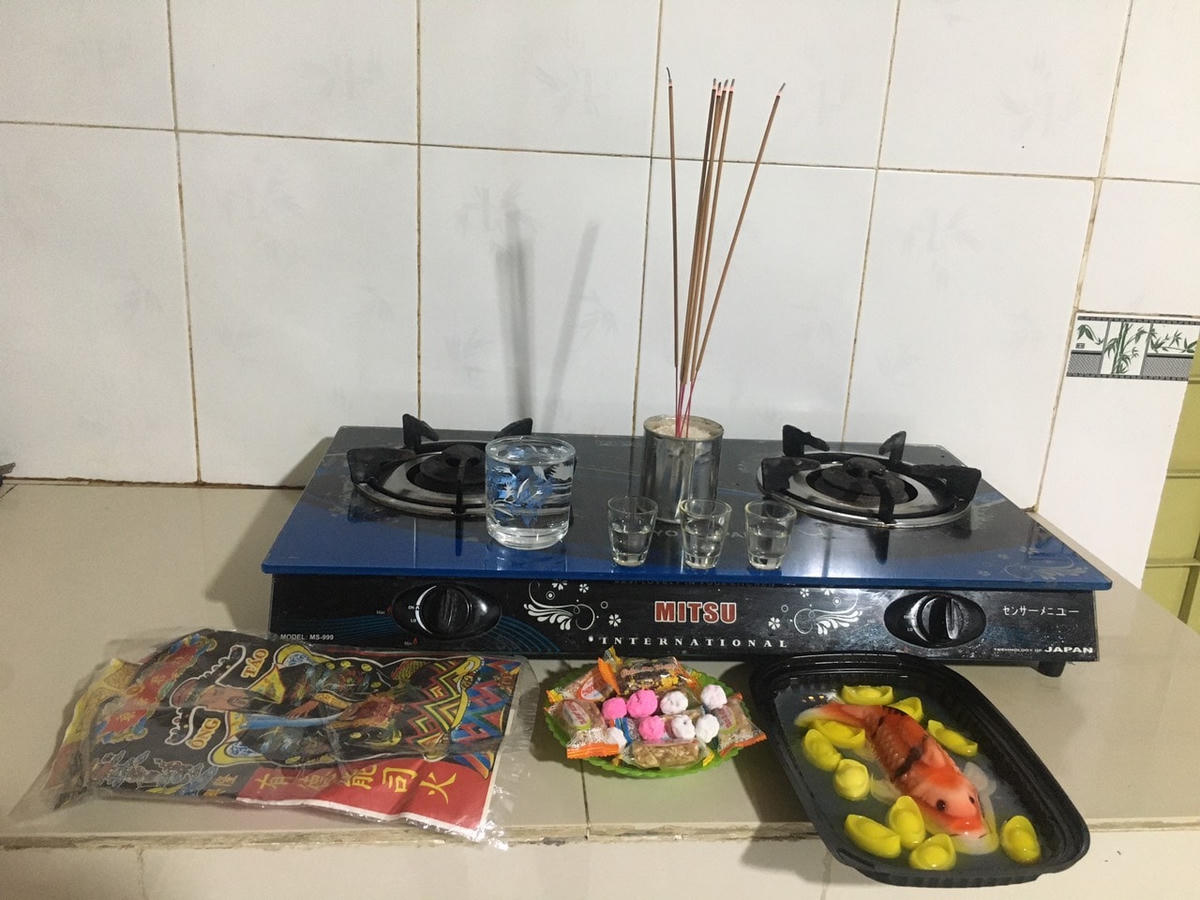 Đối với bà con ở Nam bộ, Lễ đưa ông Táo về trời khá đơn giản, chủ yếu có gì cúng nấy, quan trọng là tấm lòng của mình dành cho vị thần trông coi bếp núp trong gia đình.