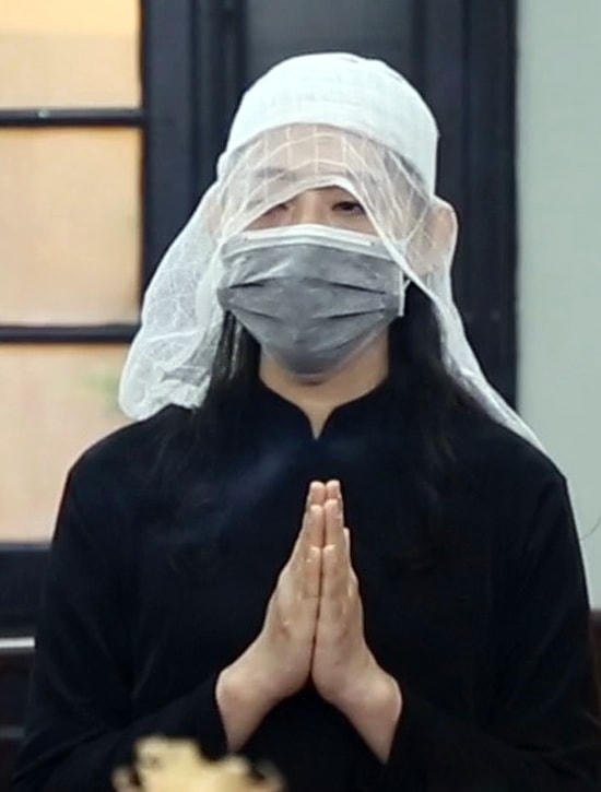 Con gái nghệ sĩ Văn Thành tại tang lễ của cha. Ảnh: Hoàng Huế / Vnexpress.