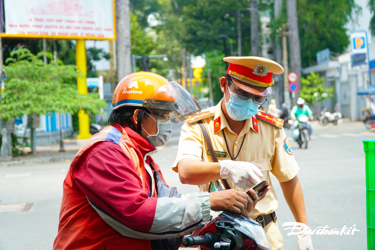 Nhiều người không hiểu, tổ công tác tích cực hướng dẫn người lưu thông.