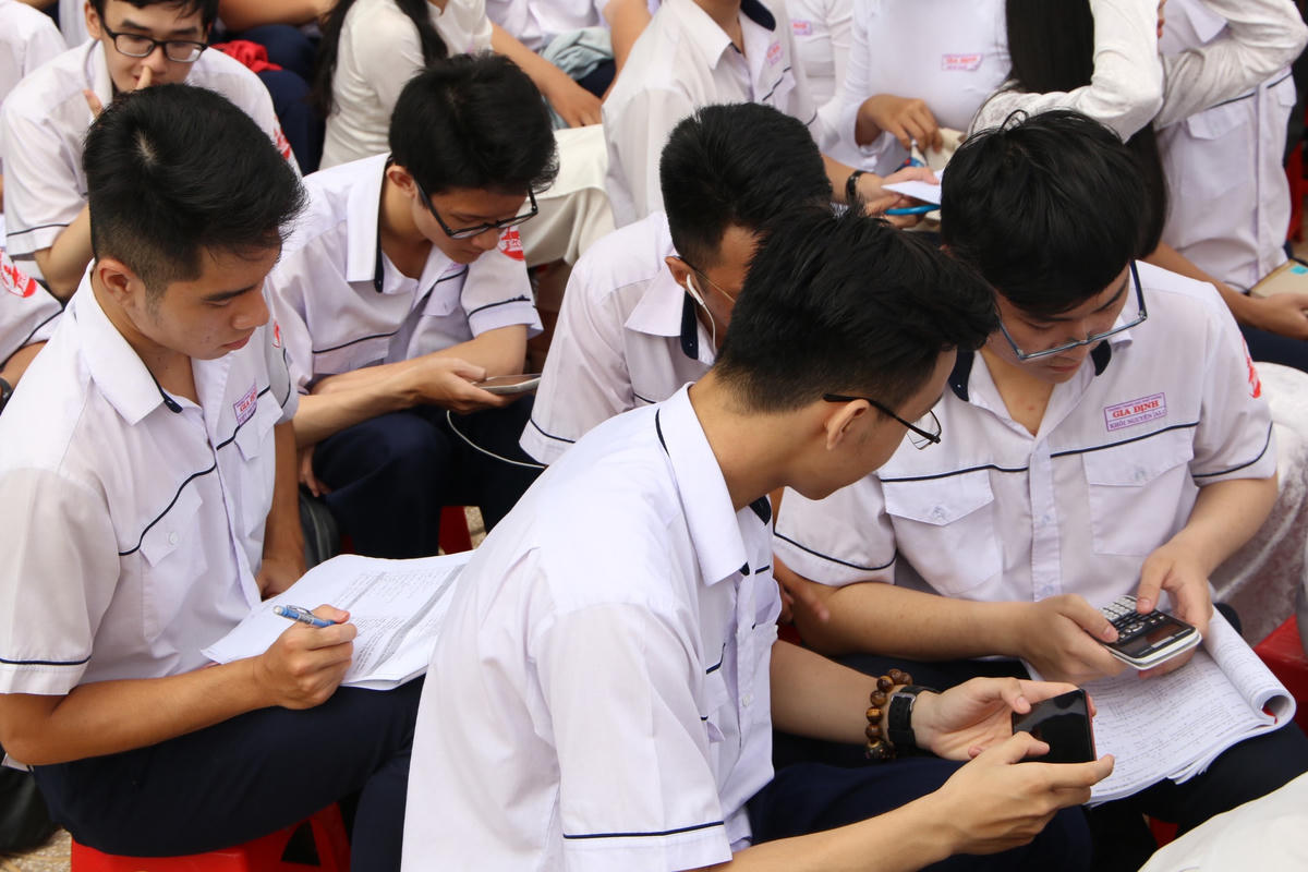 Từ 1/11, HS được sử dụng điện thoại trong lớp để phục vụ cho việc học tập.