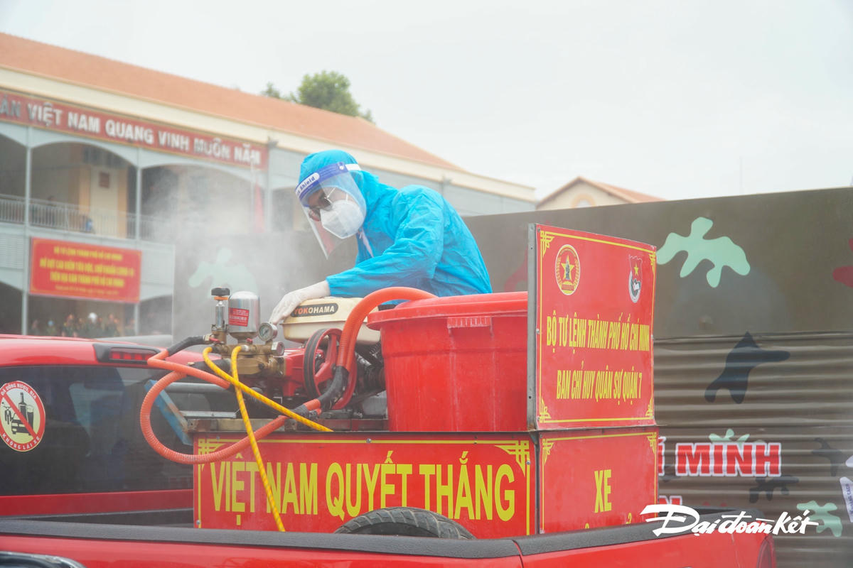 Các chiến sĩ kiểm tra lại thiết bị phun trước khi di chuyển.