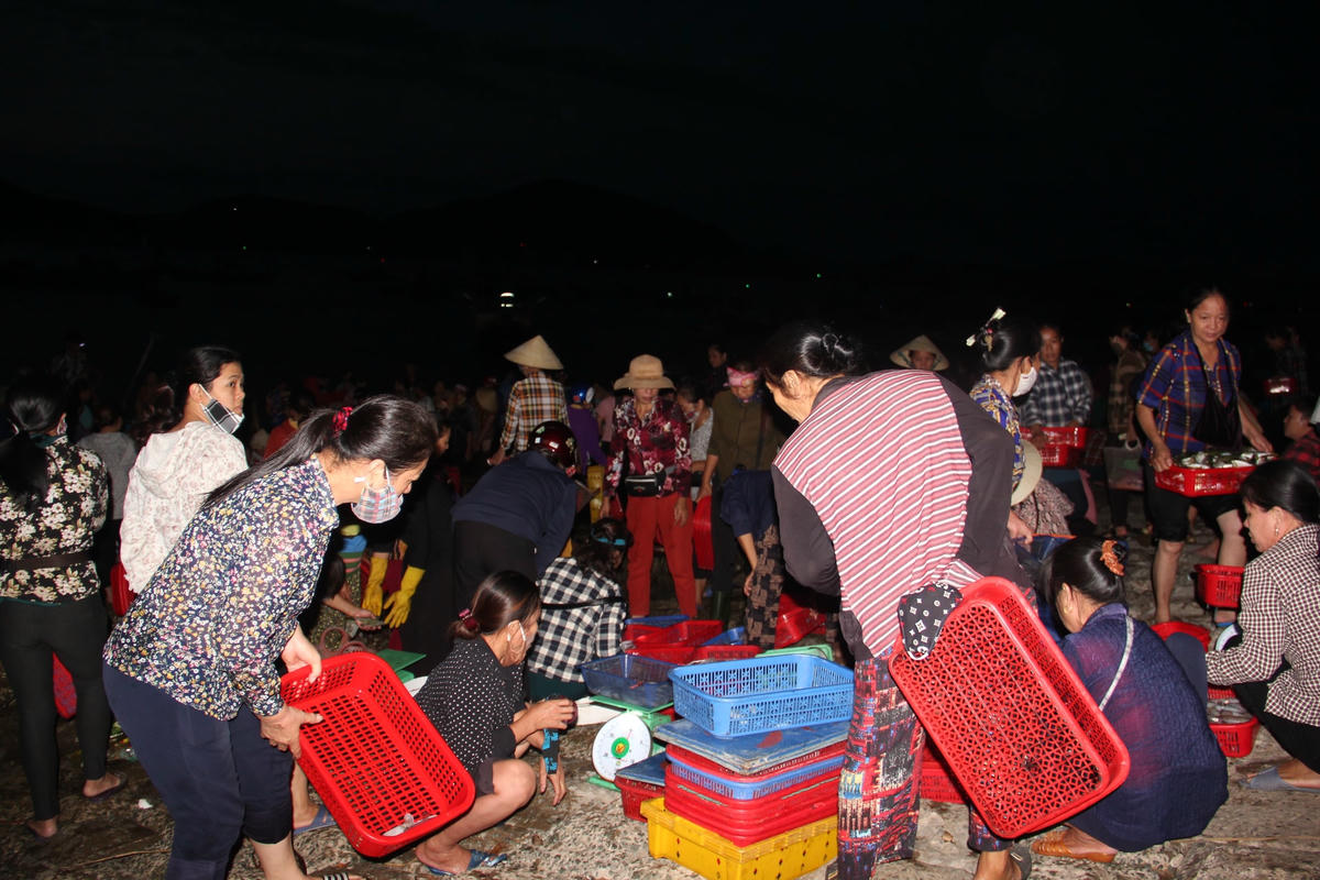 Chợ cá làng chài không chỉ giúp ngư dân tăng thu nhập mà còn là nét đẹp văn hóa truyền thống của cư dân.