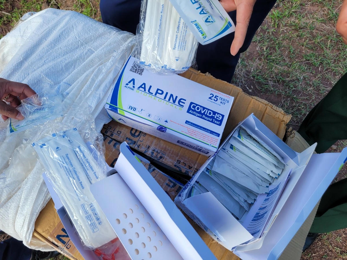 Thời điểm kiểm tra lực lượng chức năng chưa xác định được chủ sở hữu của gần 2.000 kit test Covid-19 này (Ảnh: Đội QLTT số 2).