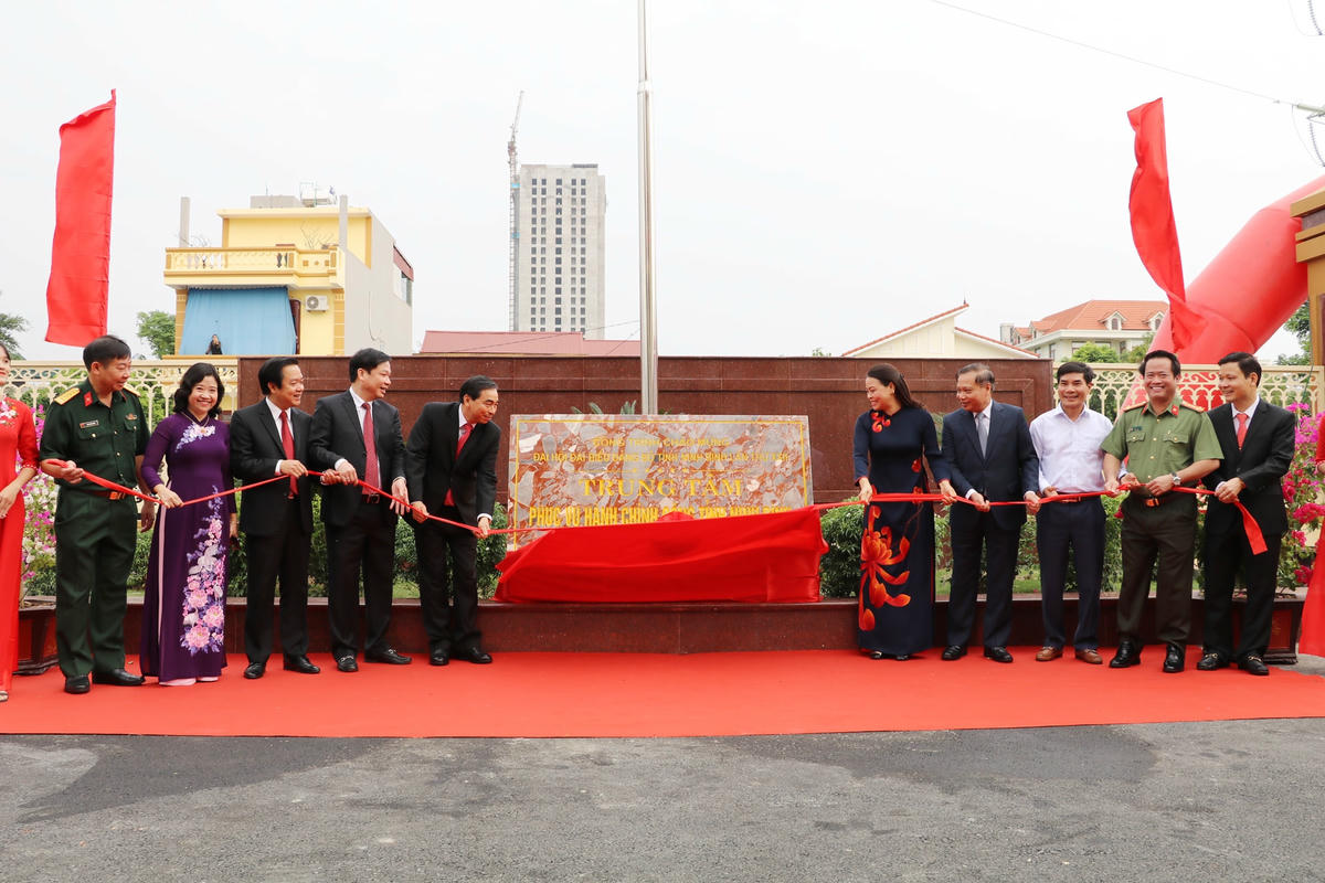 Các đại biểu tham gia gắn biển Công trình chào mừng Đại hội Đại biểu tỉnh lần thứ XXII, nhiệm kỳ 2020 - 2025.