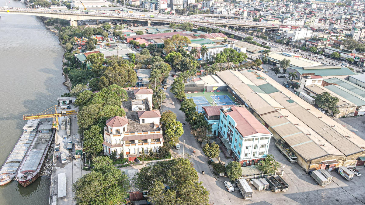 Anh Nguyễn Văn Tuấn một người dân sống bên cảng Hà Nội cho biết: “Mỗi ngày, tại khu vực cảng, có hệ thống kho bãi tấp nập xe ra vào đổ nhận hàng từ những chiếc kho được thuê phía bên trong cảng. Khiến những tuyến đường ở đây luôn trong tình khách bụi mù mịt. Đáng nói, những dãy nhà kho đáng nhẽ phải phục vụ làm nơi để hàng từ cảng lên hoặc gom hàng để vận chuyển đi đến những nơi khác. Thì nay đã biến thành hệ thống kho bãi còn được chia nhỏ làm trụ sở, nơi sản xuất của các công ty tư nhân, làm bãi đỗ xe tải, xe khách, gara sửa chữa ô tô…”.