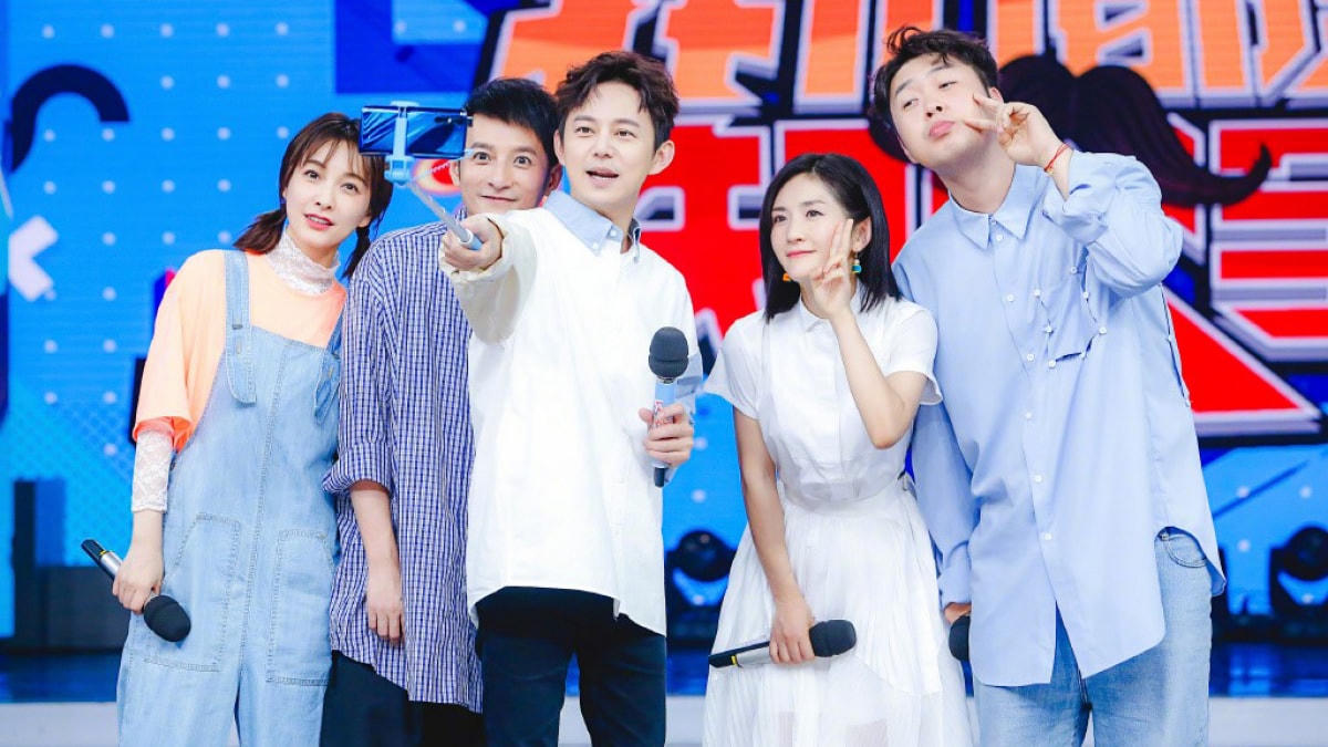 Tháng 12/2020, QQ đưa tin dàn MC trong show Happy Camp bị tố cáo nhận quà, đồ hiệu từ người hâm mộ của các nghệ sĩ tới làm khách mời trong chương trình.