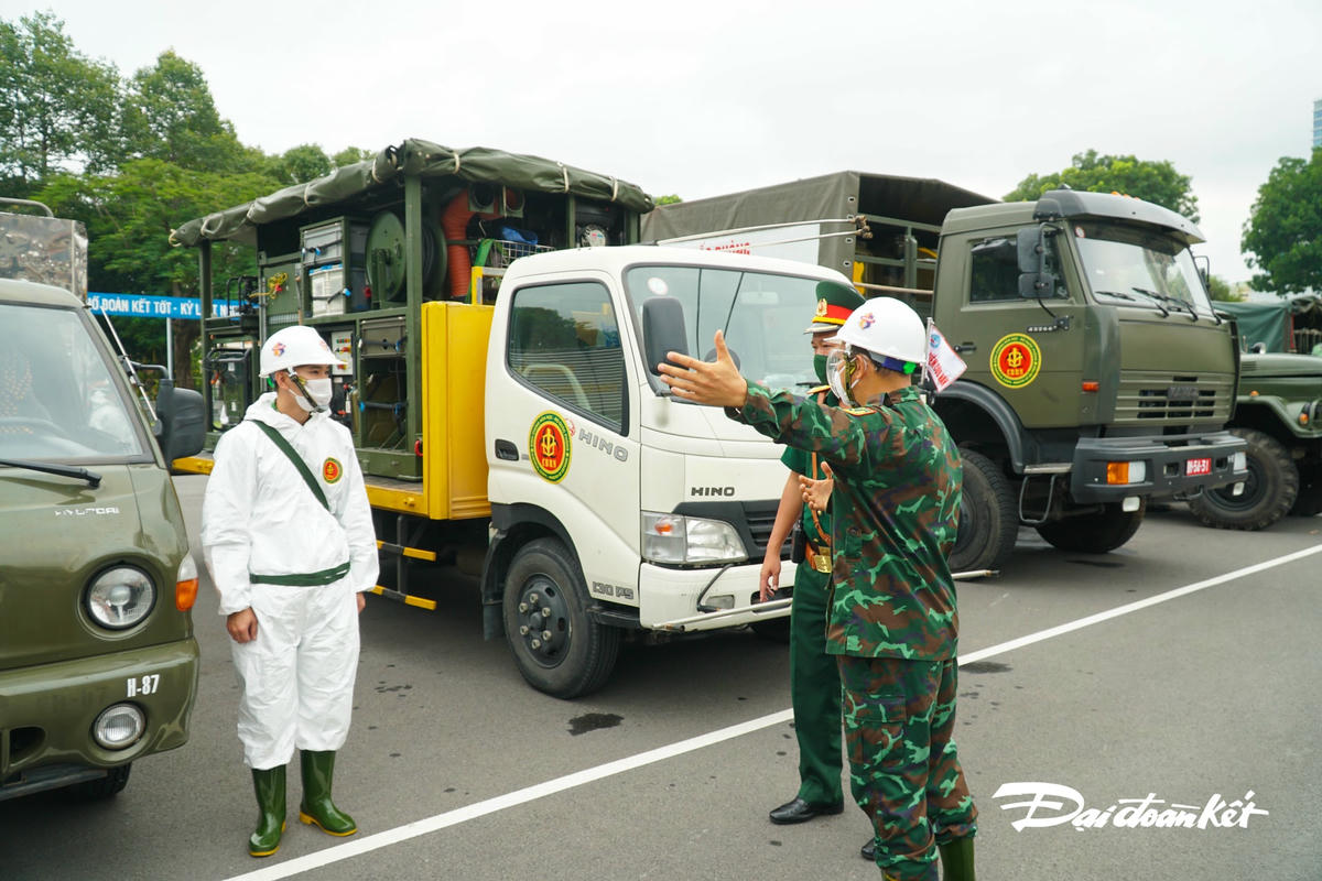 Các lực lượng tiến hành bàn phương án phun khử tiêu độc.