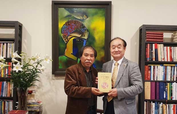 Chủ tịch Hội Nhà văn Việt Nam Nguyễn Quang Thiều trao tặng Giáo sư – dịch giả Ahn Kyong Hwan bộ tiểu thuyết “Từ Dụ thái hậu” của tác giả Trần Thùy Mai.