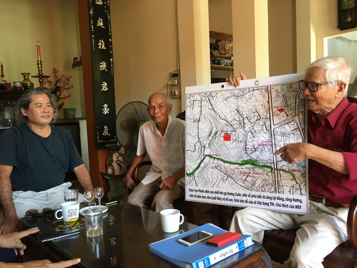 Nhà nghiên cứu Nguyễn Đắc Xuân trình bày nghiên cứu qua sơ đồ.