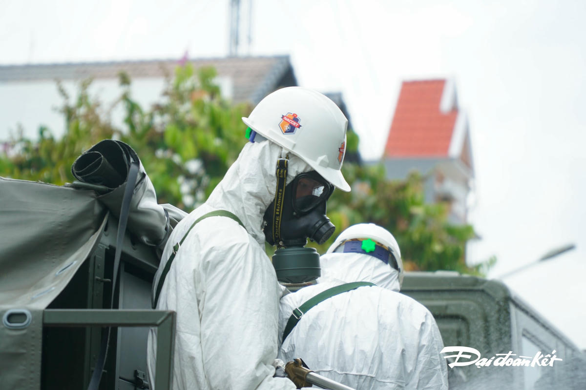 Lực lượng làm nhiệm vụ được trang bị đồ bảo hộ đảm bảo an toàn.