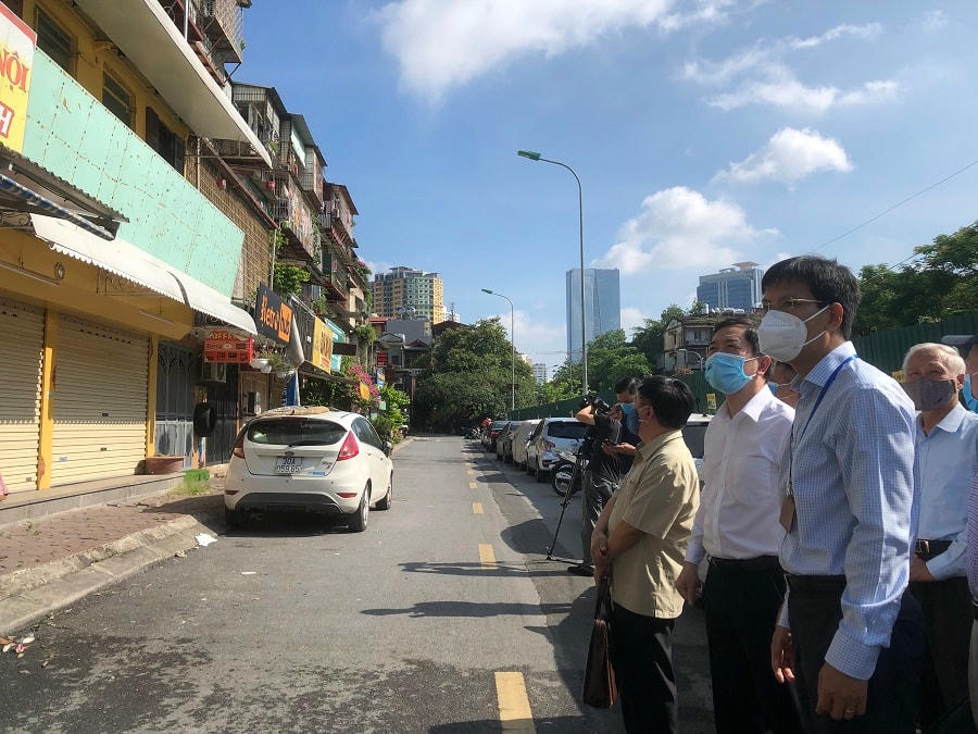 Đoàn khảo sát của MTTQ thành phố tại chung cư cũ Thành Công.