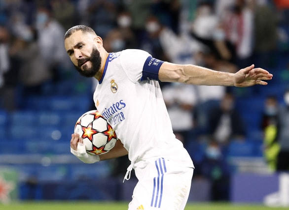 Benzema gỡ hòa trên chấm 11m.