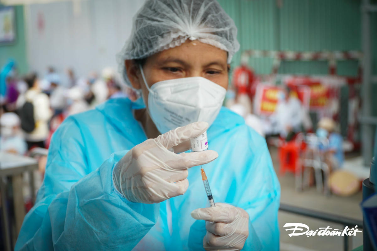 Đội ngũ Y bác sĩ lấy thuốc tiêm cho người dân.