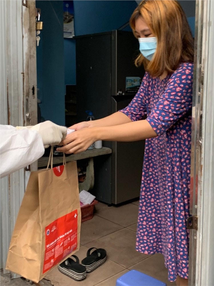 Các quận - huyện tổ chức phát thuốc cho F0 điều trị tại nhà.