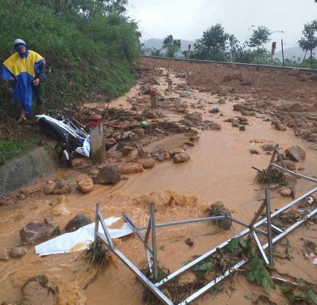 Vụ sạt lở núi tại xã Sơn Long vào đêm 10/11.