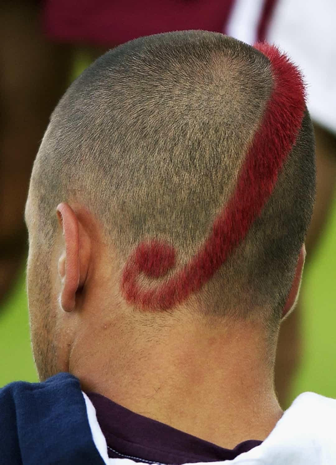 Năm 2002, Joe Cole để một dải tóc trên đầu có hình chữ "J" khổng lồ.  