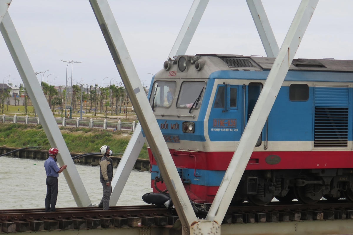 Sau va chạm, tàu hàng phải hãm phanh gấp và dừng trên cầu sông Đà Rằng (Ảnh: Vũ Xuân).