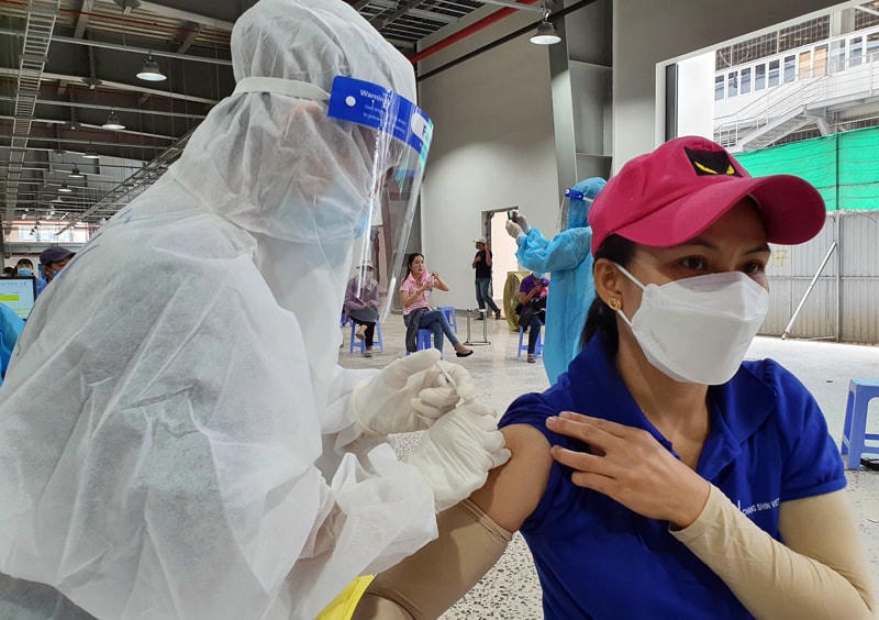 Ngay lúc này, hãy tiêm vaccine nhanh nhất có thể cho người dân.