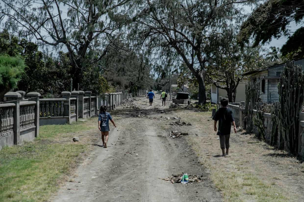 Các mảnh vỡ rải rác khắp các đường phố trên đảo Ha'afeva. Ảnh: Leki Lao / The Guardian.